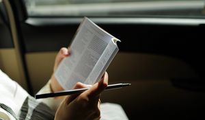Превью обои книга, руки, чтение, окно