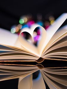 Превью обои книга, сердце, боке, блики, отражение