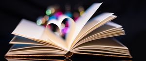 Превью обои книга, сердце, боке, блики, отражение