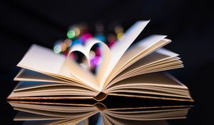 Превью обои книга, сердце, боке, блики, отражение