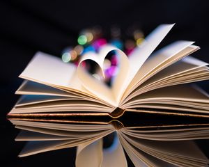 Превью обои книга, сердце, боке, блики, отражение