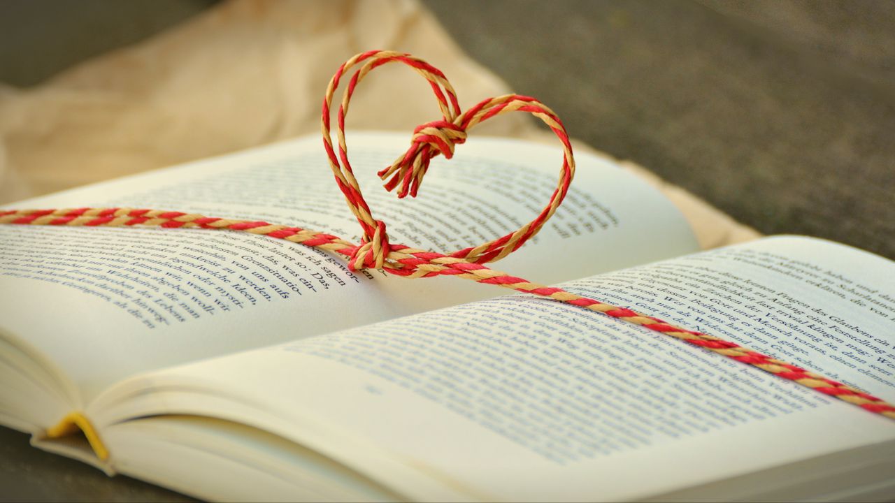 Обои книга, сердце, любовь, нитка