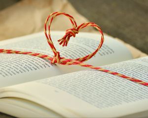 Превью обои книга, сердце, любовь, нитка