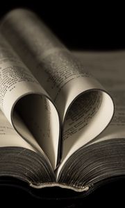 Превью обои книга, сердце, страницы, чб, любовь