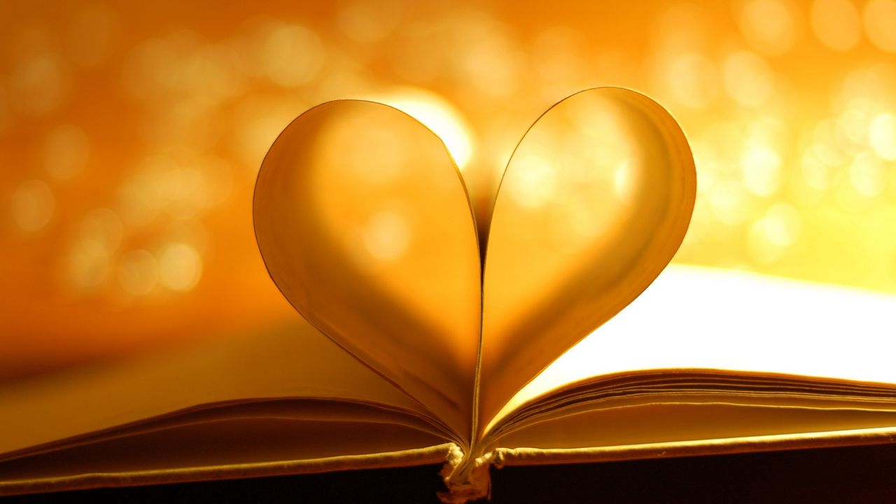 Обои книга, сердце, страницы, тень, свет