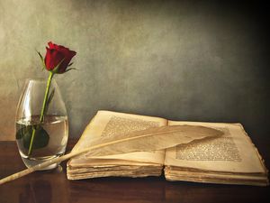 Превью обои книга, старая, перо, стол, ваза, роза, красная