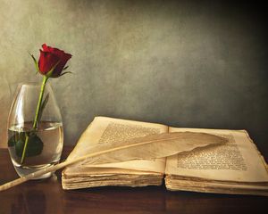 Превью обои книга, старая, перо, стол, ваза, роза, красная