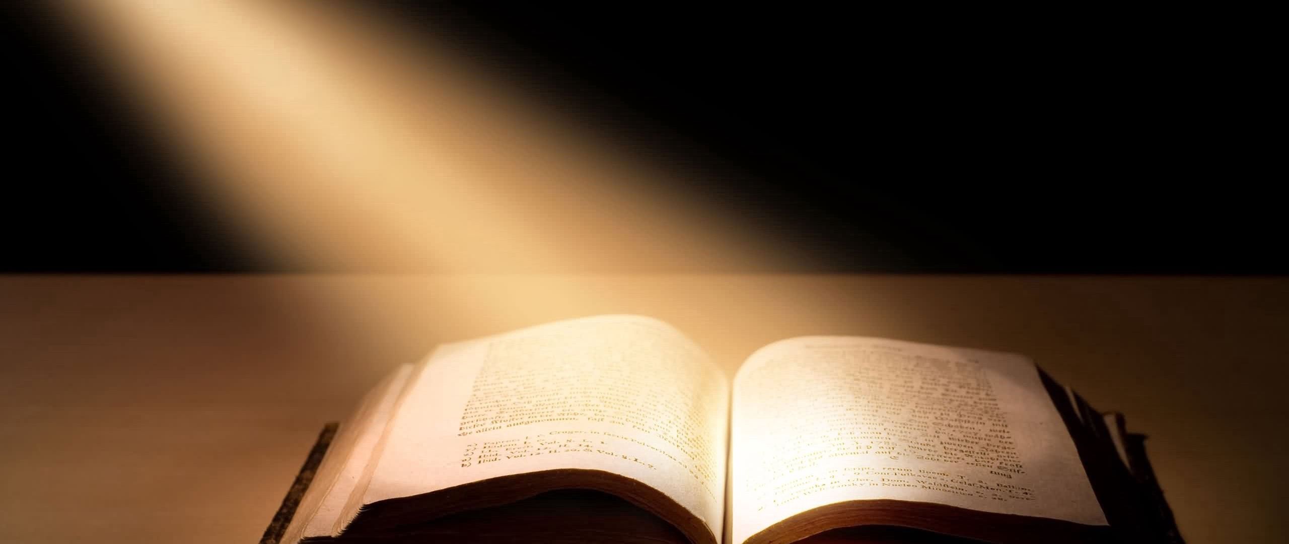 Света и ее истории. Библия раскрытая свет. Библия фон. Открытая Библия. Фон книги.