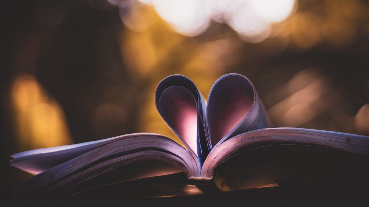 Обои книга, страницы, сердце, любовь, блики