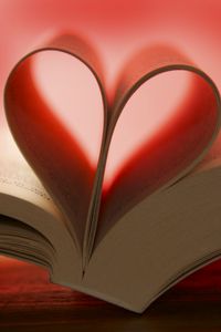 Превью обои книга, страницы, сердце, розовый, любовь