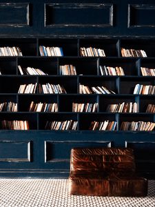 Превью обои книги, библиотека, диван, комната