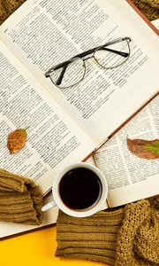 Превью обои книги, кружка, очки, листья, свитер