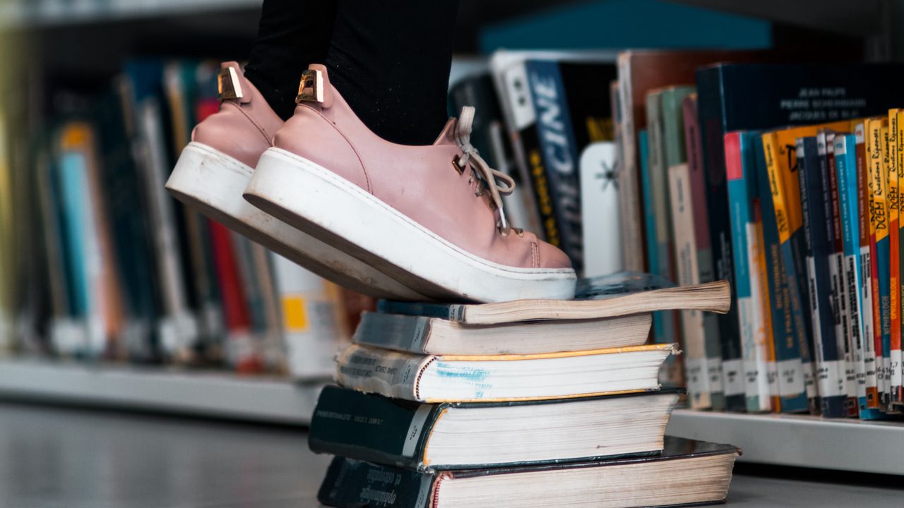 Обои книги, ноги, кроссовки, книжные полки, библиотека