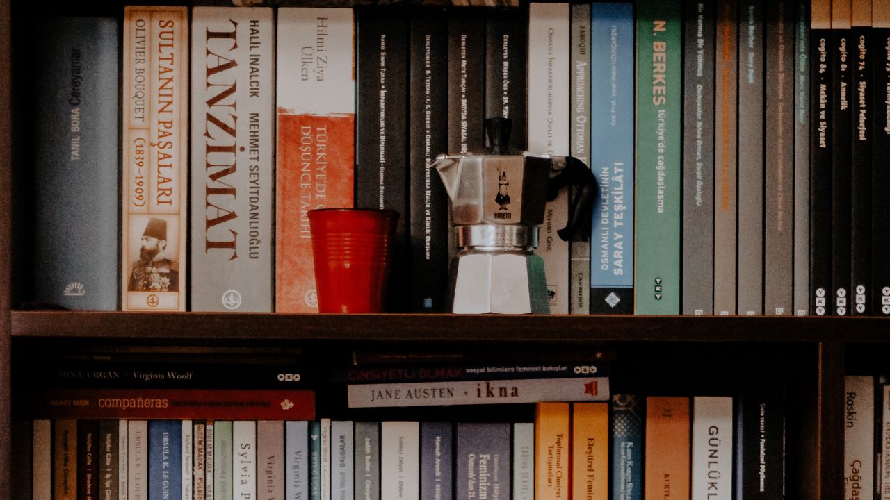 Обои книги, полки, чайник, стакан, библиотека