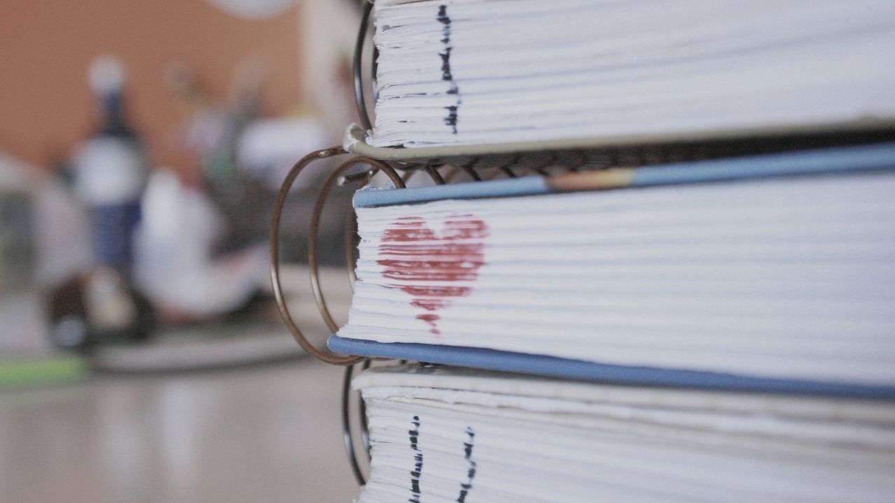Обои книги, спираль, сердце, рисунок, стопа