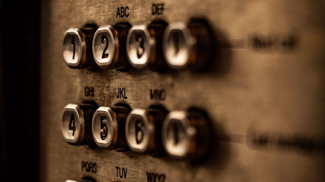 Обои кнопки, клавиатура, металл, цифры, буквы, символы