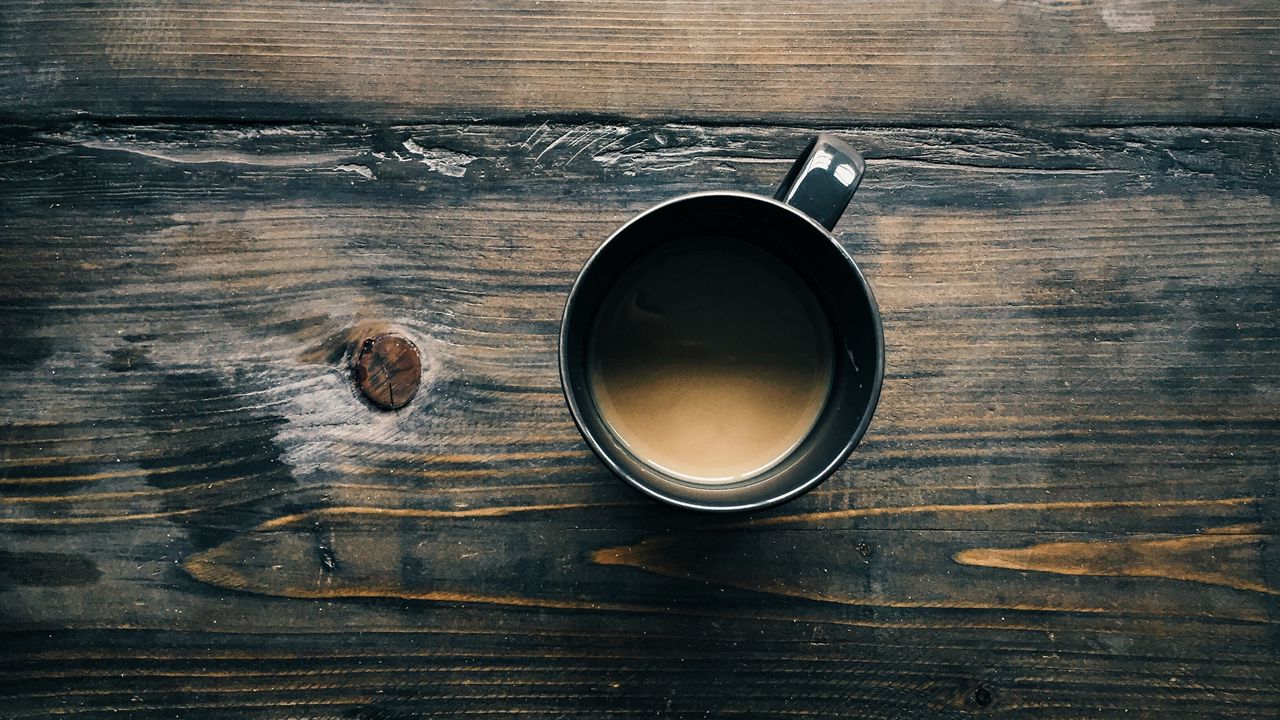 Обои кофе, чашка, деревянная поверхность