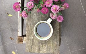 Превью обои кофе, чашка, клевер, цветы, букет