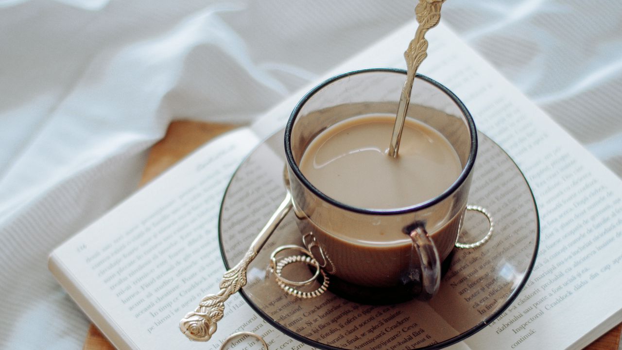Обои кофе, чашка, книга, кольца, ткань