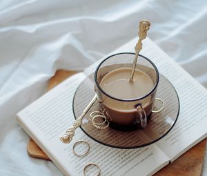 Превью обои кофе, чашка, книга, кольца, ткань