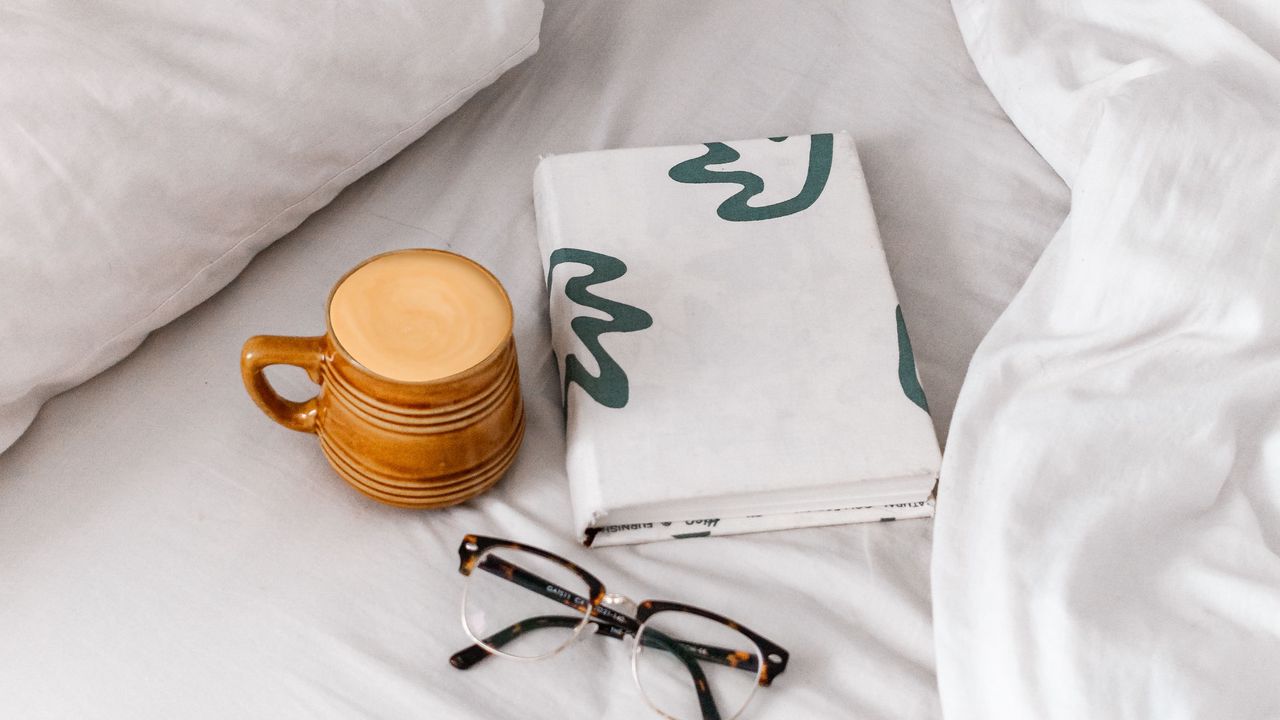 Обои кофе, чашка, книга, очки, постель
