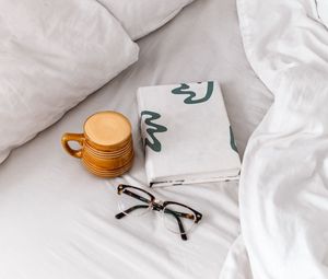 Превью обои кофе, чашка, книга, очки, постель