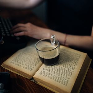 Превью обои кофе, чашка, книга, руки, эстетика