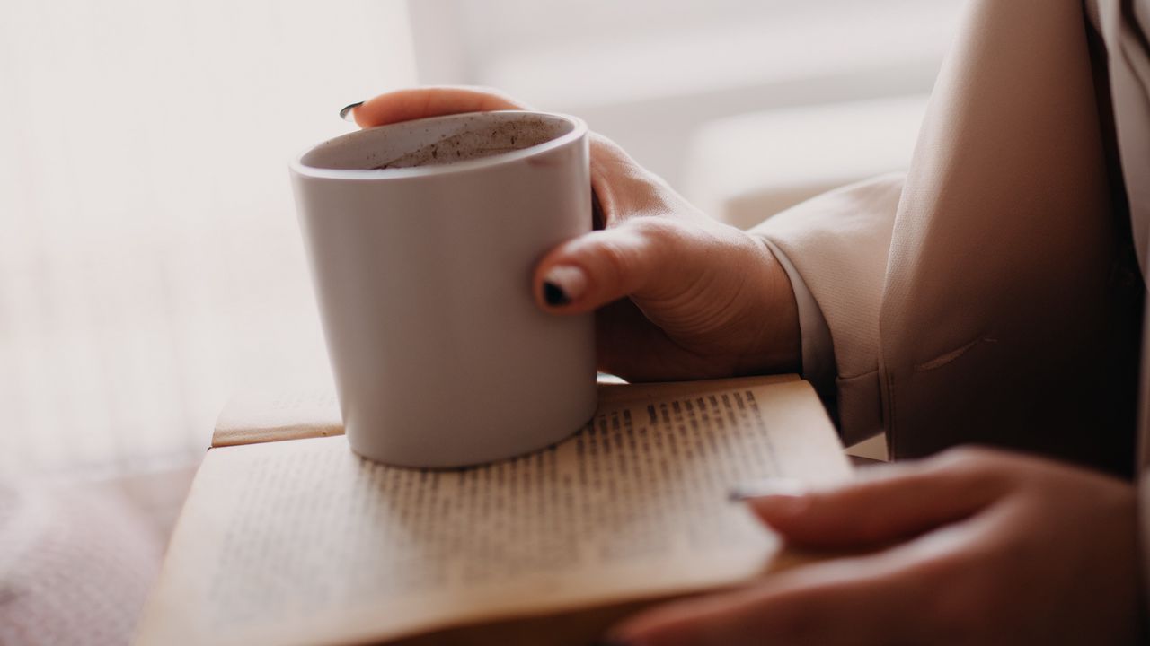 Обои кофе, чашка, книга, руки