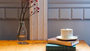 Превью обои кофе, чашка, книги, ваза, ягоды