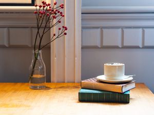 Превью обои кофе, чашка, книги, ваза, ягоды