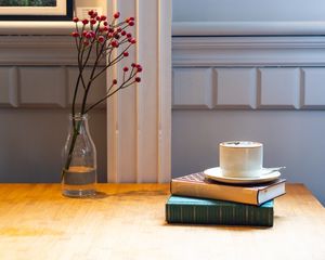 Превью обои кофе, чашка, книги, ваза, ягоды