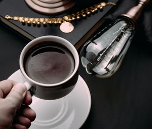 Превью обои кофе, чашка, рука, интерьер