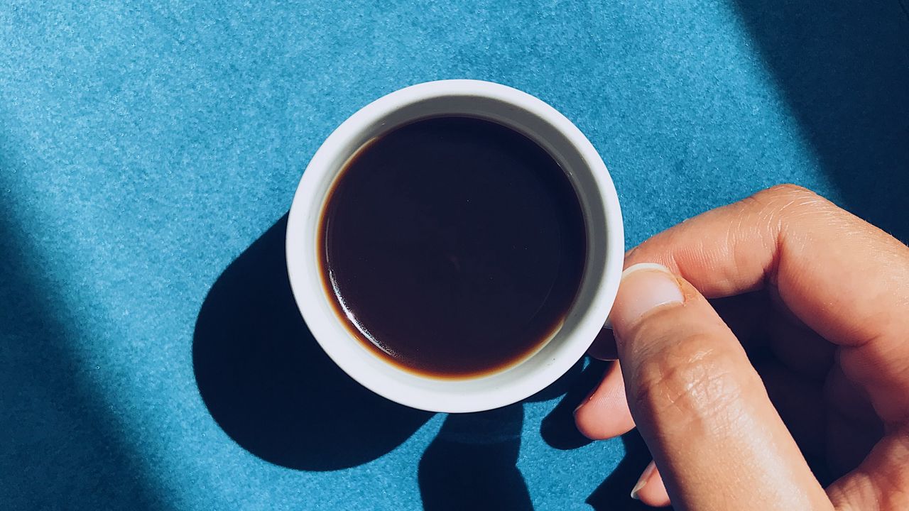 Обои кофе, чашка, рука, напиток, голубой