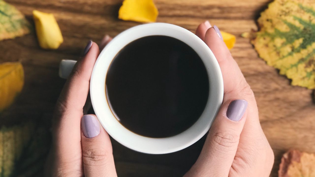 Обои кофе, чашка, руки, листья