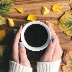 Превью обои кофе, чашка, руки, листья