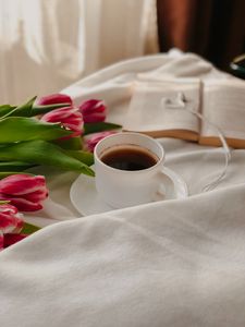 Превью обои кофе, чашка, тюльпаны, книга, ткань