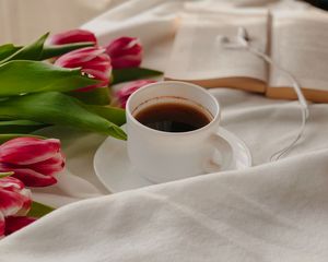 Превью обои кофе, чашка, тюльпаны, книга, ткань