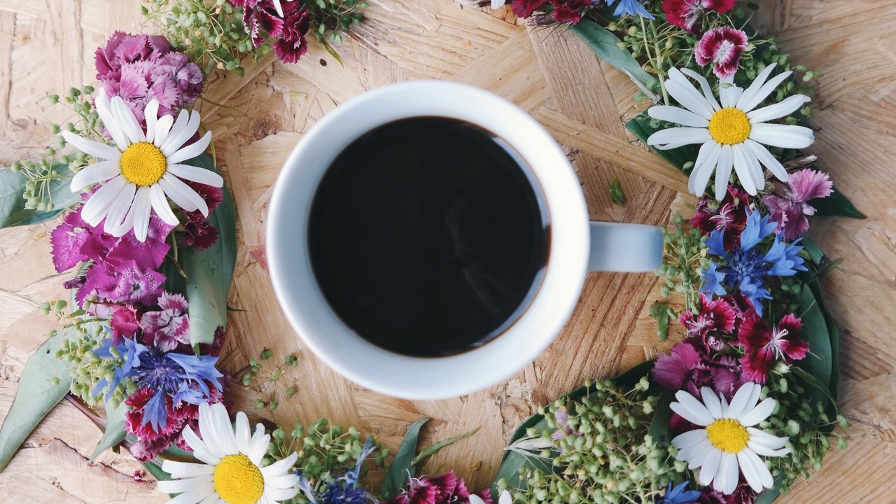 Обои кофе, чашка, цветы, венок, поверхность
