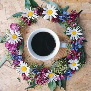 Превью обои кофе, чашка, цветы, венок, поверхность
