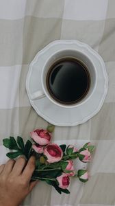 Превью обои кофе, чашка, цветы, рука