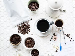 Превью обои кофе, чашка, зерна, напиток, поверхность, белый
