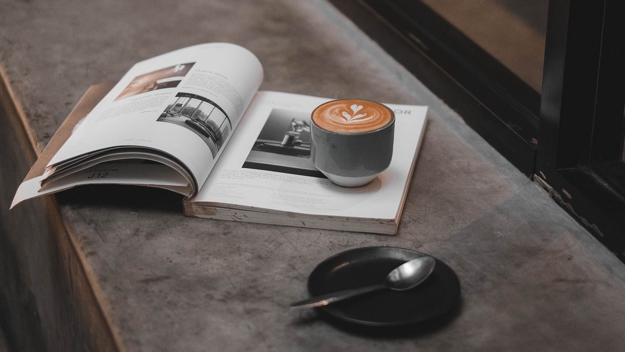 Обои кофе, чашка, журнал, окно, подоконник