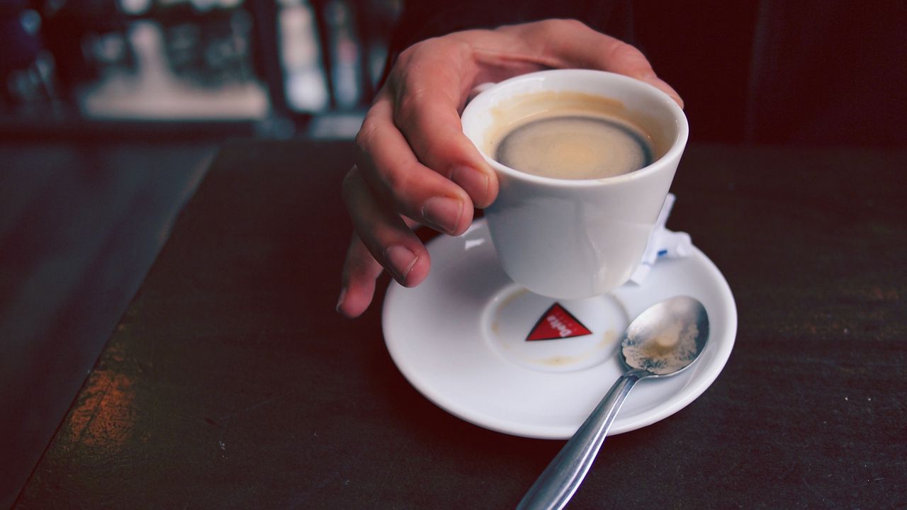 Обои кофе, эспрессо, чашка, рука