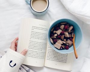 Превью обои кофе, книга, ягоды, завтрак, эстетика
