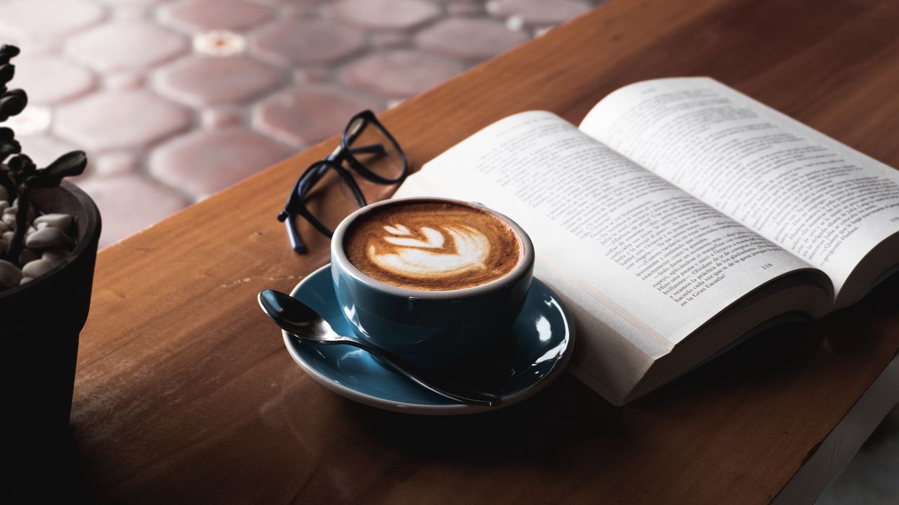 Обои кофе, книга, очки, напиток, чашка, стол