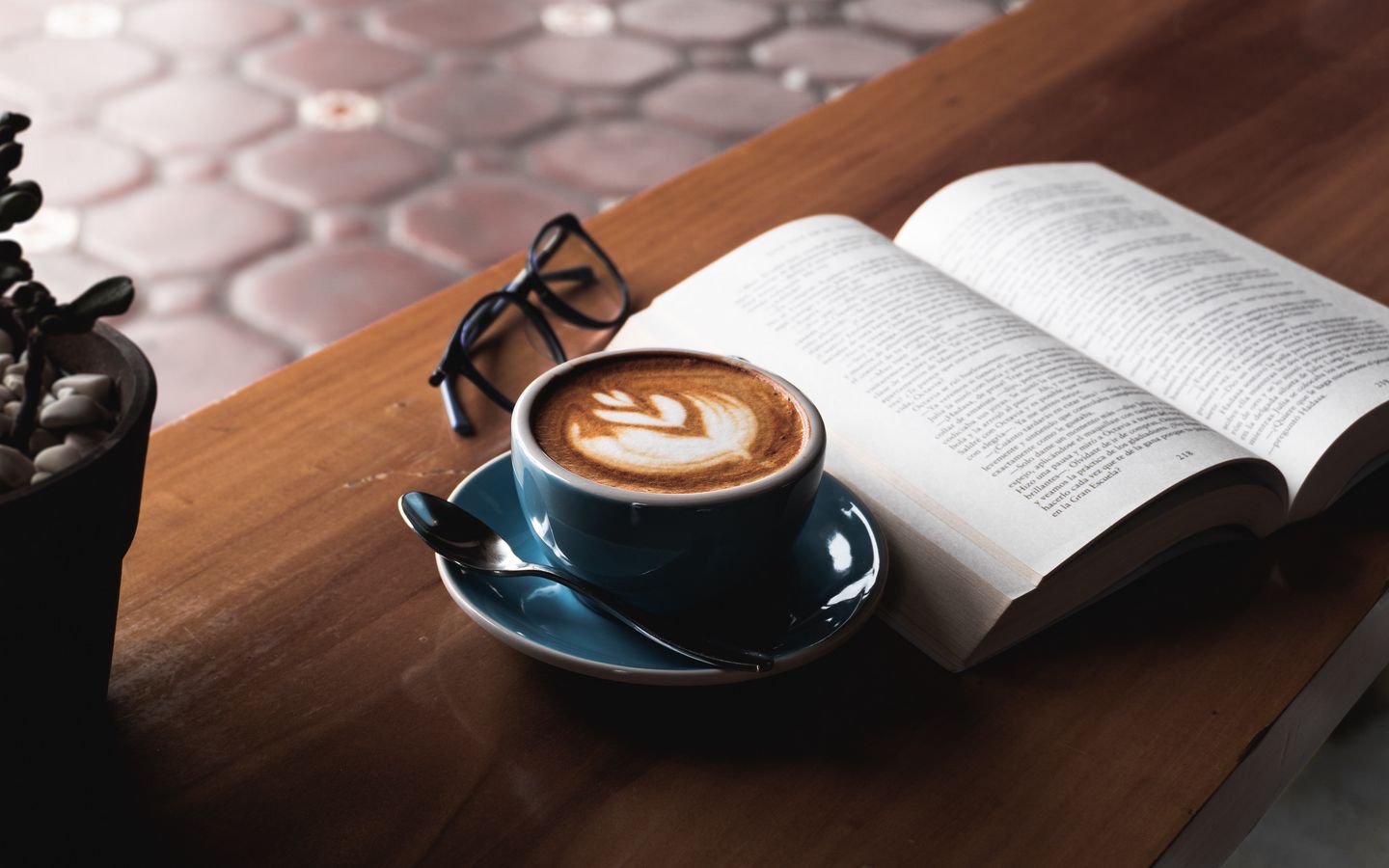 1440x900 Обои кофе, книга, очки, напиток, чашка, стол
