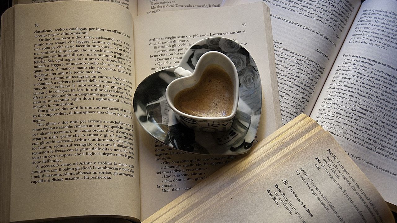 Обои кофе, книги, страницы, кружка, сердце
