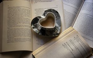 Превью обои кофе, книги, страницы, кружка, сердце