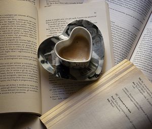 Превью обои кофе, книги, страницы, кружка, сердце