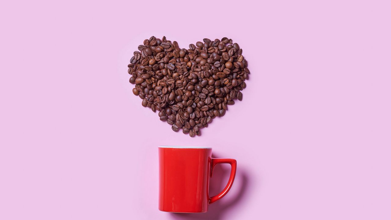 Обои кофе, кофейные зерна, сердечко, чашка, любовь
